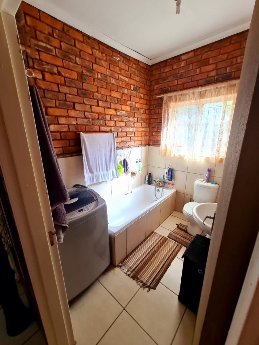 To Let 2 Bedroom Property for Rent in Melodie North West